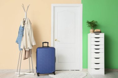 raf ünitesi ve bavulu koridorda bej duvarın yanına yerleştirdim.