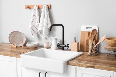 Mutfakta lavabo, mutfak gereçleri ve temiz havlular var.