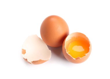 Beyaz arka plan üzerinde kahverengi tavuk yumurtası