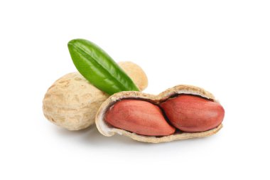 Beyaz arka planda yapraklı soyulmamış ve soyulmamış fıstıklar.