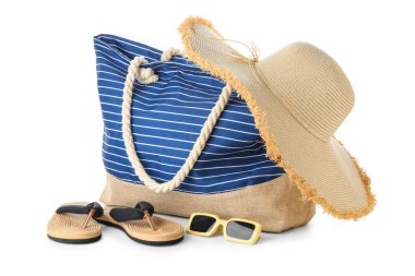 Beyaz arka planda izole edilmiş çizgili çanta ve plaj aksesuarları, yakın plan