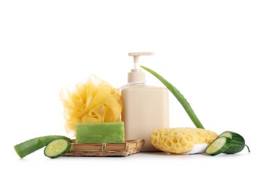Duş jeli, salatalık ve aloe vera yapraklarıyla beyaz arka planda izole edilmiş bileşim.