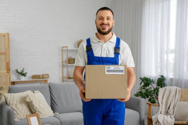 Paket kutusu olan bir teslimatçı.