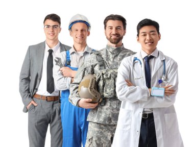 Beyaz arka planda asker, mühendis ve Asyalı doktor olan genç işadamı