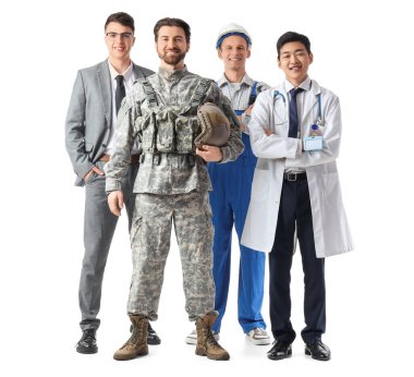 Beyaz arka planda asker, mühendis ve Asyalı doktor olan genç işadamı