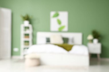 Yatak, raf ünitesi ve Sansevieria bitkileriyle dolu bulanık bir oda.