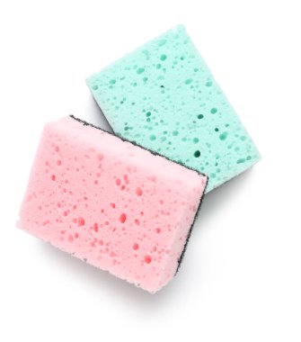 Beyaz arkaplanda temizlik için süngerler, üst görünüm