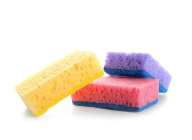 Beyaz arkaplanda temizlik için süngerler