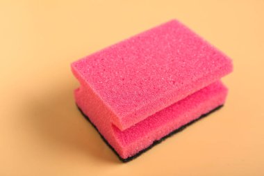 Bej arkaplanda temizlik için sünger