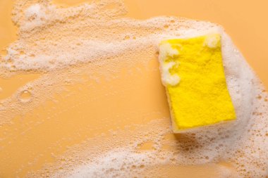 Bej arka planda temizlik ve köpük için sünger