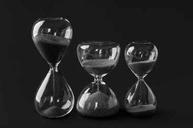 Siyah arkaplanda kristal saat gözlüğü