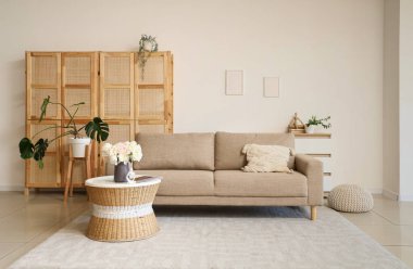 Yeni kanepe ve şakayık çiçekleri oturma odasının içinde.