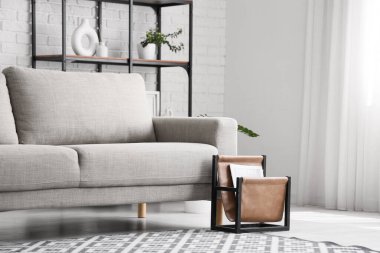 Oturma odasının içindeki yeni kanepe.