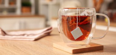 Tahta masada bir fincan sıcak çay, yakın plan.