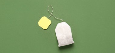 Yeşil zemin üzerinde çay poşeti, üst görünüm