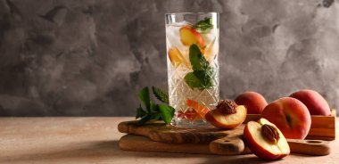 Masada bir bardak lezzetli şeftalili limonata ve yazı için yeri olan grunge arkaplanı.