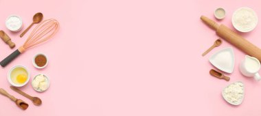 Mutfak gereçleri ve tarçın ruloları için malzemeler pembe arkaplanda ve metin için yer var