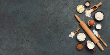 Tarçın ruloları için mutfak gereçleri ve malzemeler koyu grunge arkaplan üzerinde metin için boşluk ile