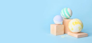 Mavi arka planda banyo bombaları olan kompozisyon