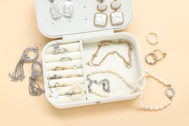 Soluk turuncu arka planda şık mücevherleri olan bir organizatör