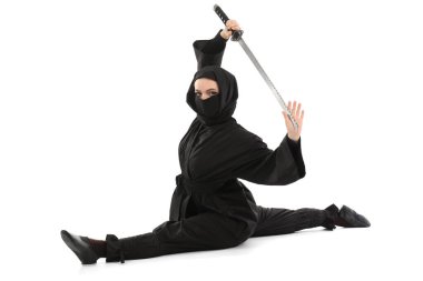 Beyaz kılıçlı kadın ninja.