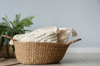 Oturma odasında yastıklı sepet.