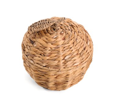 Hasır sepeti beyaz arkaplanda izole edilmiş.