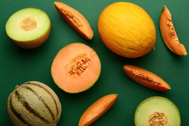 Yeşil arka planda olgun kavunlar