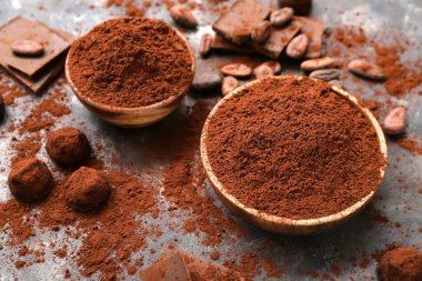 Siyah arka planda kakao tozu ve şeker dolu kaseler