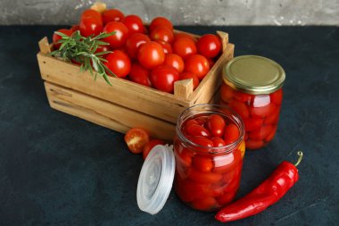 Kavanozlar dolusu acı biberli domates ve biberiye.