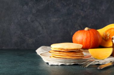 Koyu arkaplanda lezzetli balkabaklı gözleme tabağı