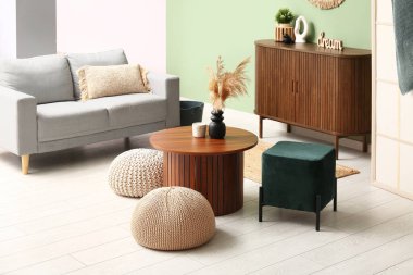 İçinde kahve masası ve puf olan modern oturma odası.