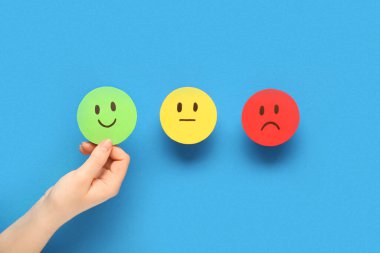 Mavi arka planda sırıtan bir kadın. Müşteri deneyimi kavramı