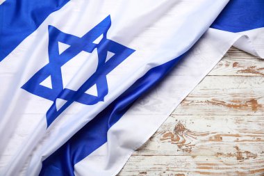 Beyaz ahşap arka planda İsrail bayrağı