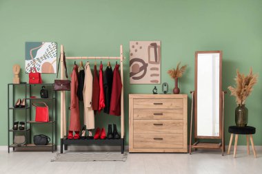 Büyük aynalı ve otlu modern soyunma odasının şık bir iç mekanı.