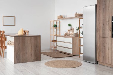 Modern mutfakta mumları olan ahşap masa.