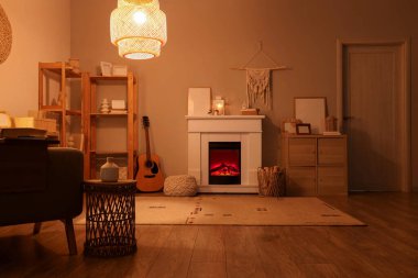 Geceleri şömineli, raflı ve çekmeceli oturma odası.