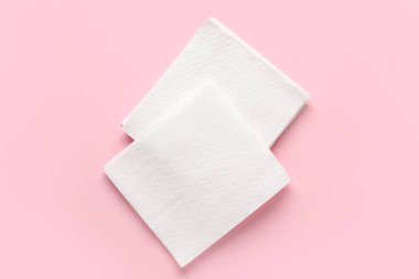 Pembe arka planda kağıt peçeteler