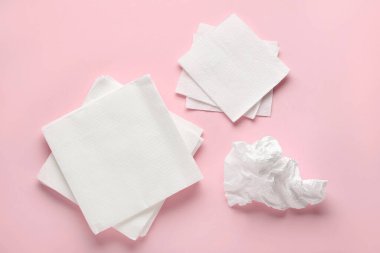 Pembe arka planda kağıt peçeteler