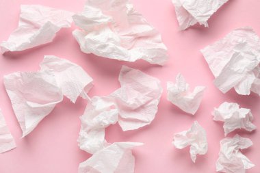 Pembe arka planda buruşuk kağıt peçeteler