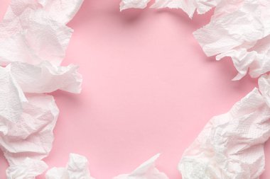 Pembe arka planda buruşuk kağıt peçetelerden yapılmış çerçeve