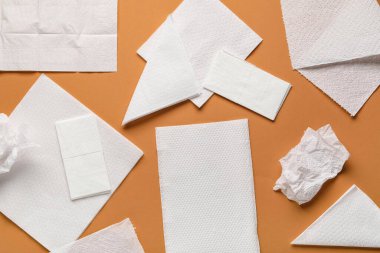 Turuncu arka planda farklı kağıt peçeteler