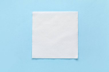 Mavi arkaplanda kağıt peçete