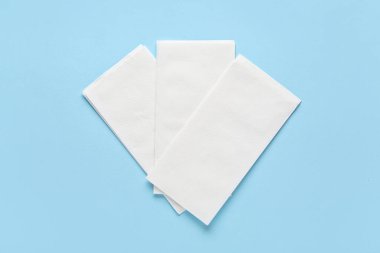 Mavi arkaplanda peçete