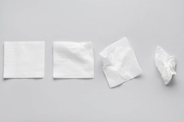 Gri arkaplanda kağıt peçeteler