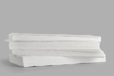 Kağıt peçete gri arka plan üzerine yığını