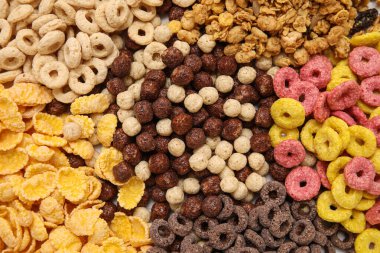 Farklı lezzetli dağınık mısır gevrekleri arka plan olarak, yakın plan