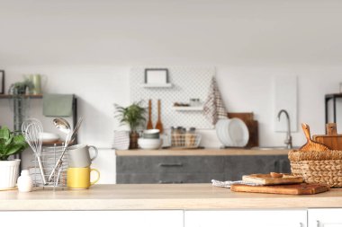 Modern mutfaktaki farklı çatal bıçaklar.