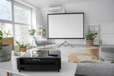 Boş projektör ekran, koltuk ve bitkilerle aydınlatma odasının içi