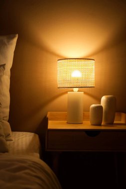 Karanlık yatak odasındaki dekorlu parlak lamba.
